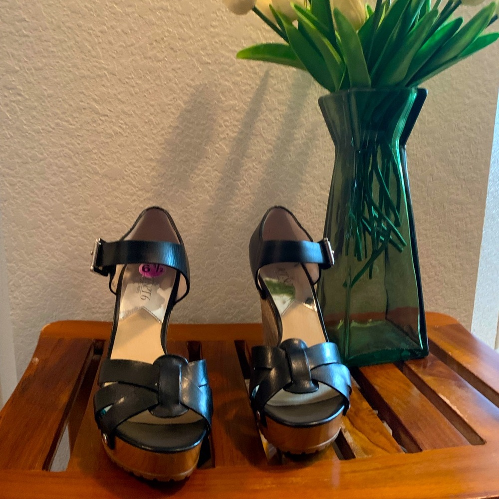 Brand new.. never worn comes in 2 colors Black and Butterscotch.. no box